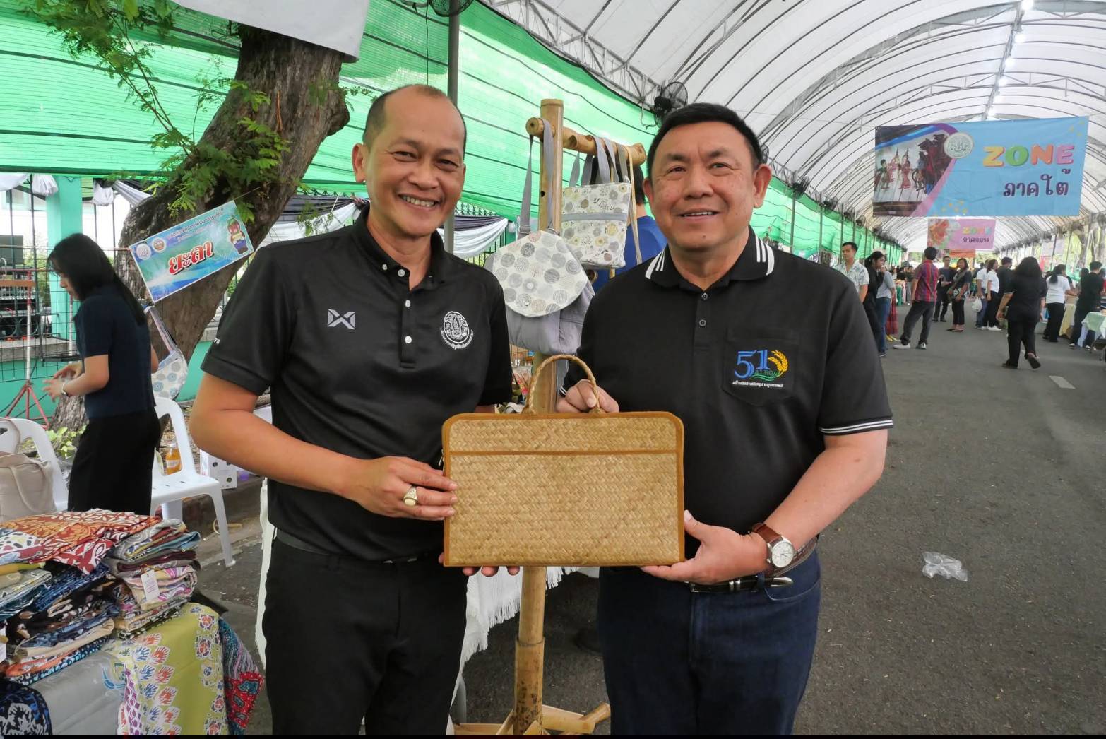 title - เลขาธิการ ส.ป.ก. เยี่ยมทักทายเกษตรกรและซื้อสินค้าในบรรยากาศวันสุดท้ายของการออกร้านขายสินค้า จากเขตปฏิรูปที่ดิน ส่งท้ายงานครบรอบ 51 ปี ส.ป.ก. ณ สำนักงานการปฏิรูปที่ดินเพื่อเกษตรกรรม